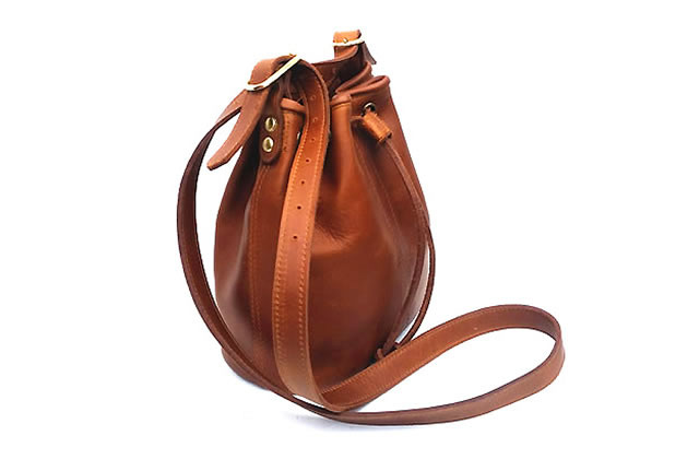 Drawstring bag in tan cowhide